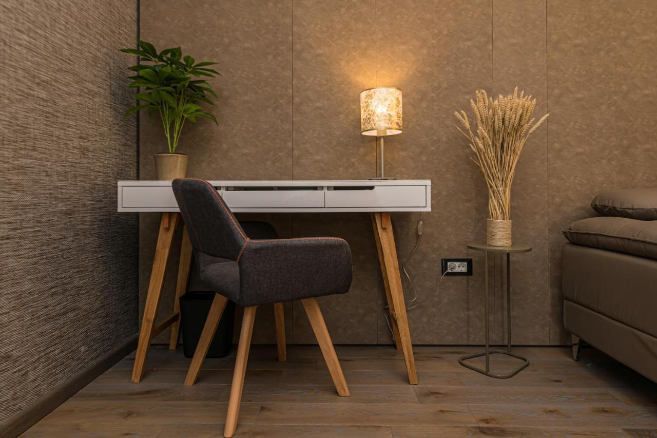 Promenada Studios Braşov Exteriör bild