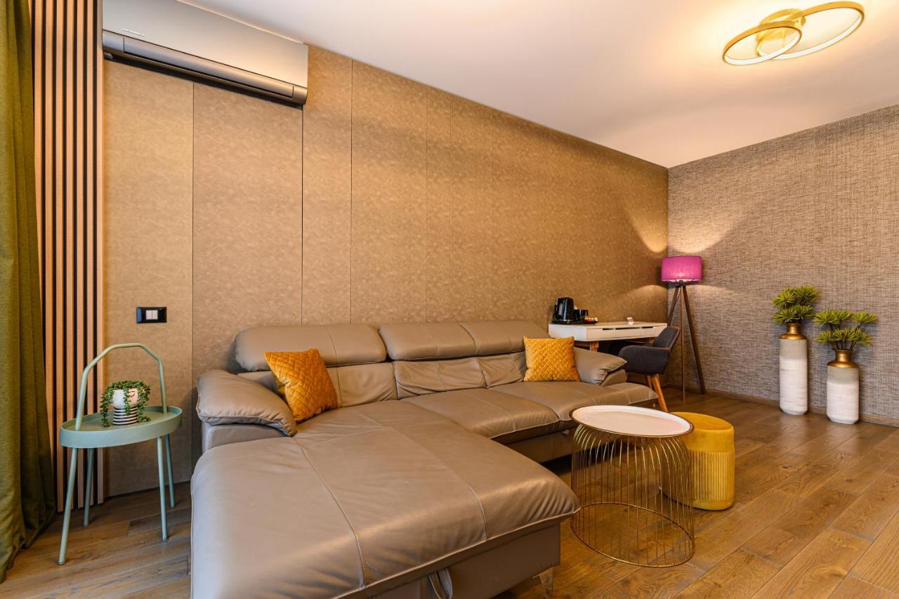 Promenada Studios Braşov Exteriör bild