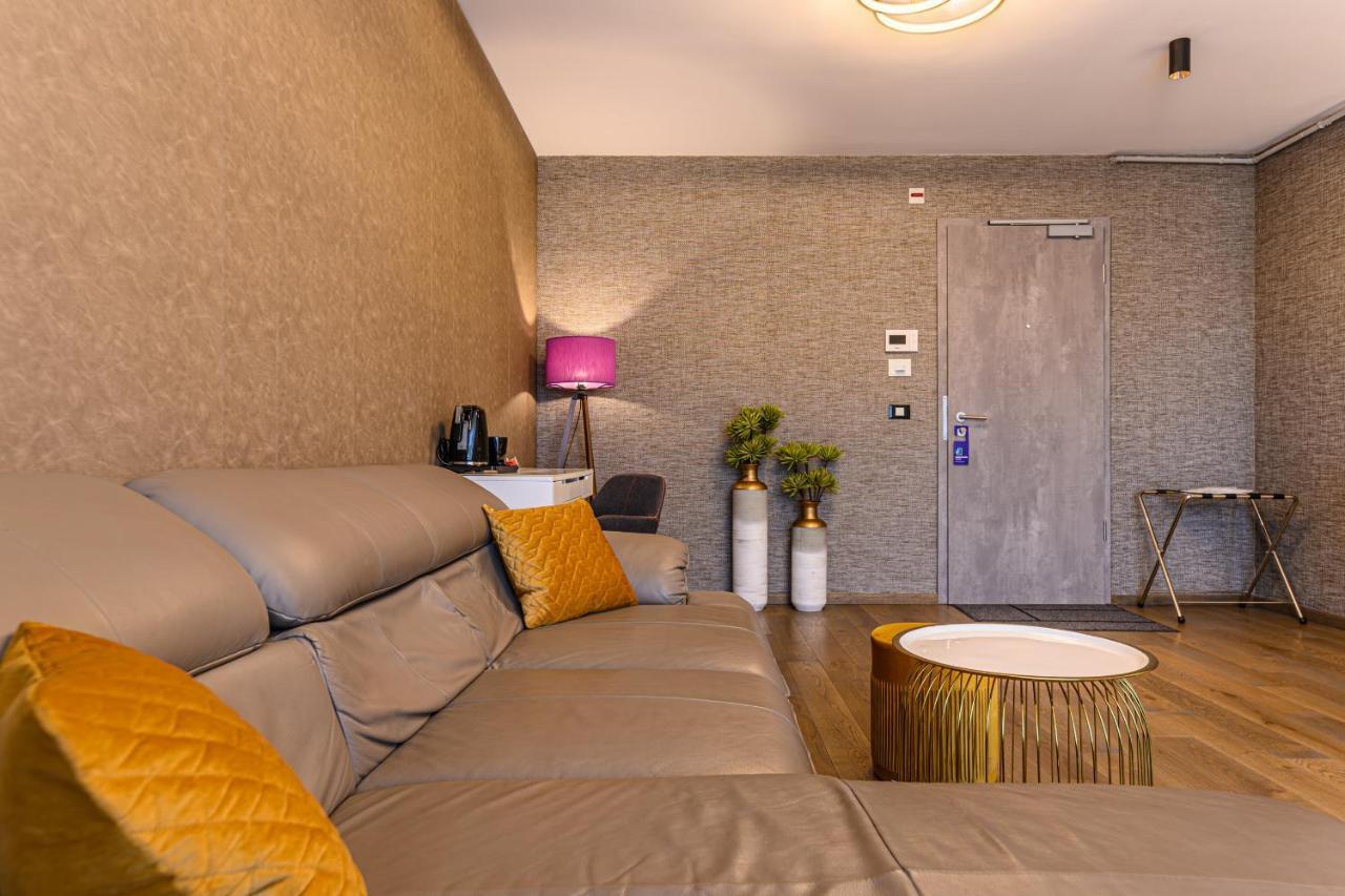 Promenada Studios Braşov Exteriör bild