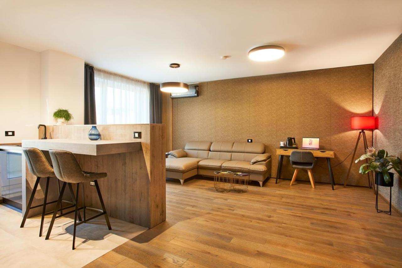 Promenada Studios Braşov Exteriör bild